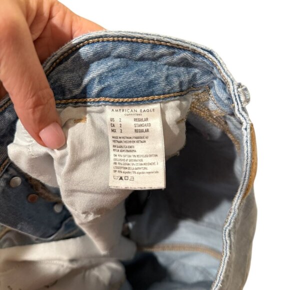 American Eagle Distressed Light Wash tomgirl Jeans Womens Size 2 Denim Casual We - Picture 10 of 10
